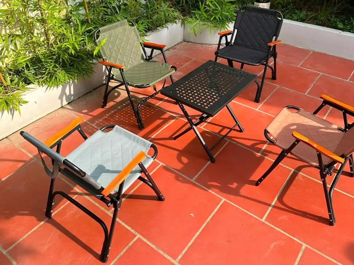Combo 4 ghế camping ALASKA và bàn camping mặt đục lỗ ở sân vườn