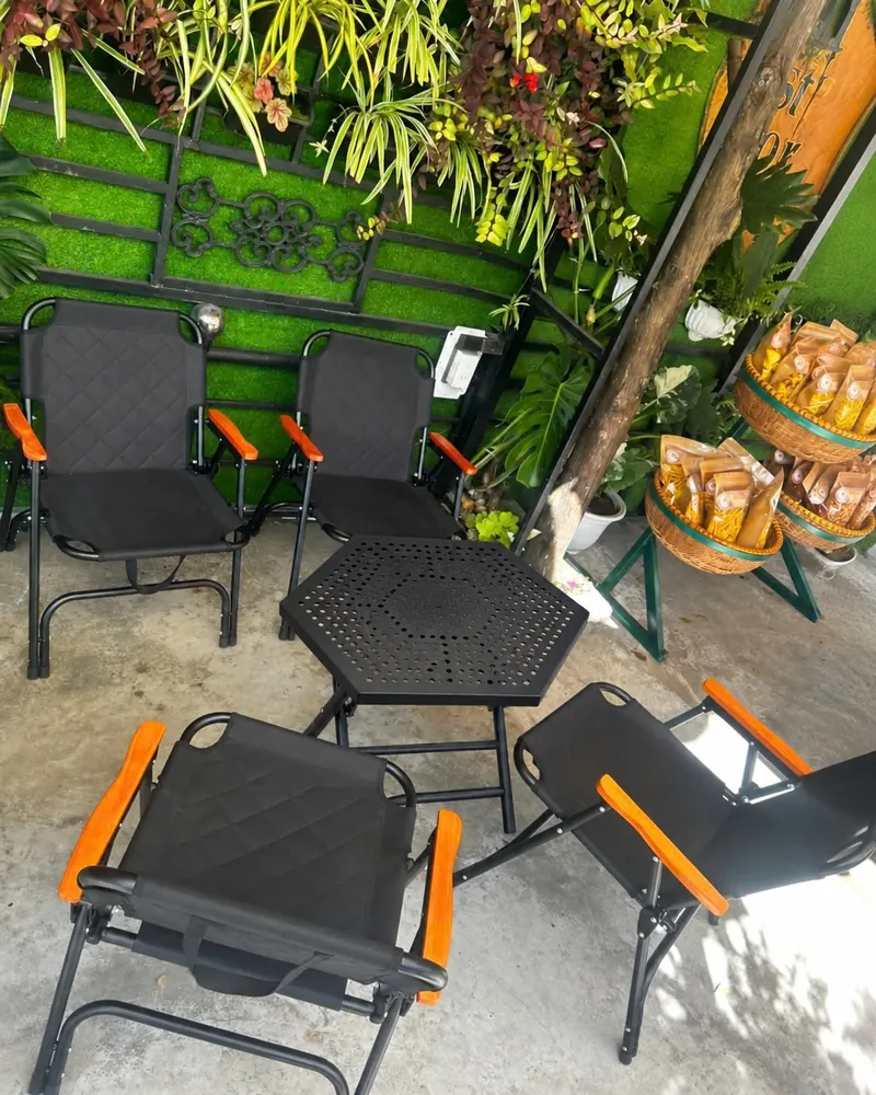 4 ghế camping ALASKA màu đen bày ở quán cà phê